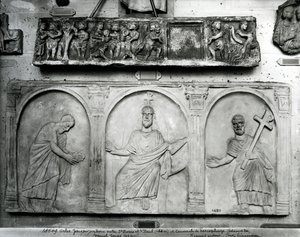 Arriba: Tapa de un sarcófago que representa a Adán y Eva, Daniel y Jonás; Abajo: Cristo entronizado con San Pedro y San Pablo de Paleo Christian